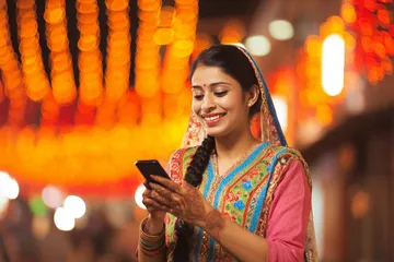 একজন পুরুষ তার ল্যাপটপে মনোযোগ দিয়ে কাজ করছেন, ব্যাকগ্রাউন্ডে লাইভ স্ট্যাটস — যা BH9999 CHECK মোবাইল অ্যাপের স্পোর্টস ও গেমিং ফিচারগুলোকে তুলে ধরে।
