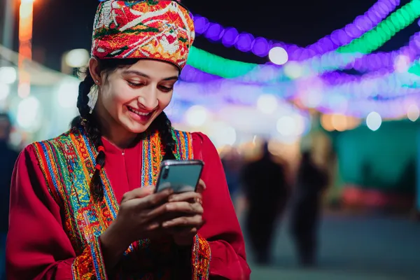 সবুজ বিলাসবহুল গাউন পরা এক নারী অলংকৃত রুলেট চাকার পাশে—যা BH9999 CHECK–এর উচ্চমানের ক্যাসিনো পরিবেশকে প্রকাশ করে।